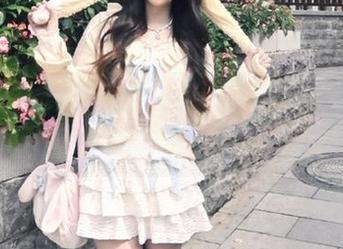 在Hizzy (히지)的粉色写真图包中，发现每一幅作品背后的情感与灵感旅程！.txt